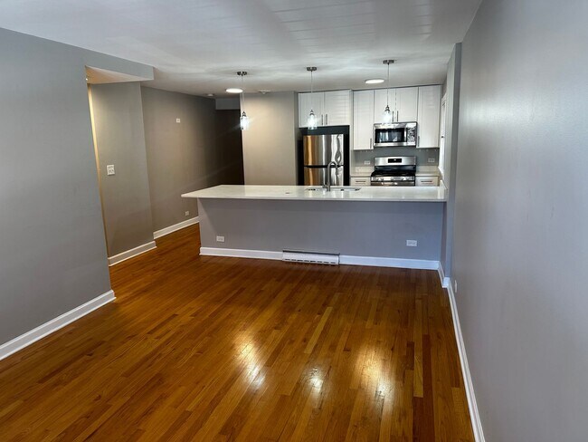 Foto del edificio - Spacious 2 Bed, 1 Bath, Plus Den/Office in...
