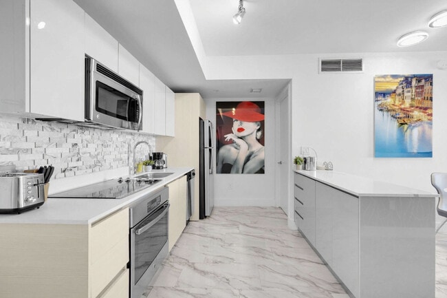 Building Photo - 2602 E Hallandale Beach Blvd