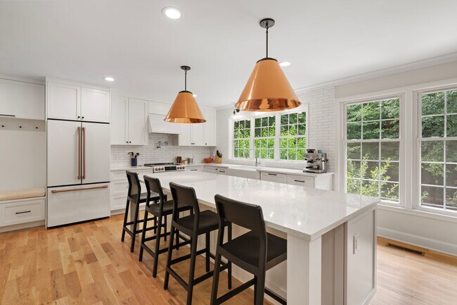 Foto del edificio - Modern Upgraded 4 Bed 3.5 Bath Home in SW ...