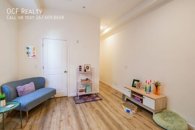 Building Photo - Two Bed Queen Village Apartment