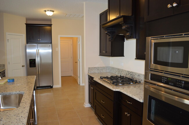 Building Photo - 5061 Redford Manor Dr