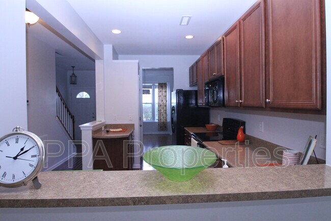 Foto del edificio - 100 Stratford Lakes Dr