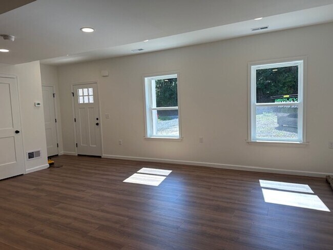 Foto del edificio - 476 Gravel Hill Rd