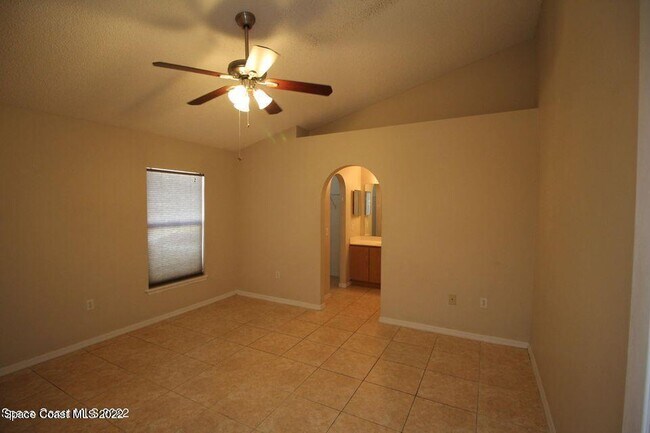 Building Photo - 2230 Redwood Cir