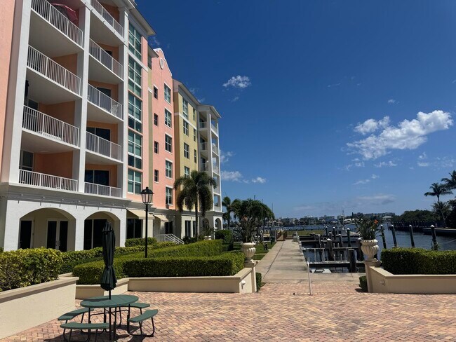 Foto del edificio - 356 Moorings Dr