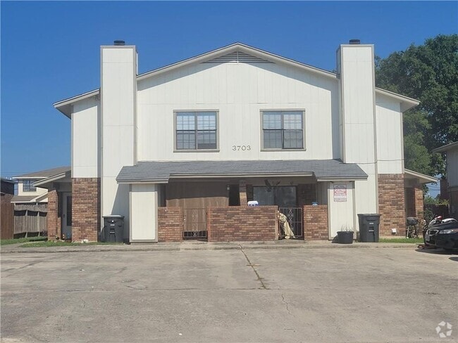 Building Photo - 3703 Hereford Ln