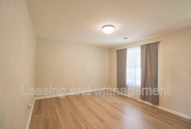 Foto del edificio - 305 Millcreek Dr