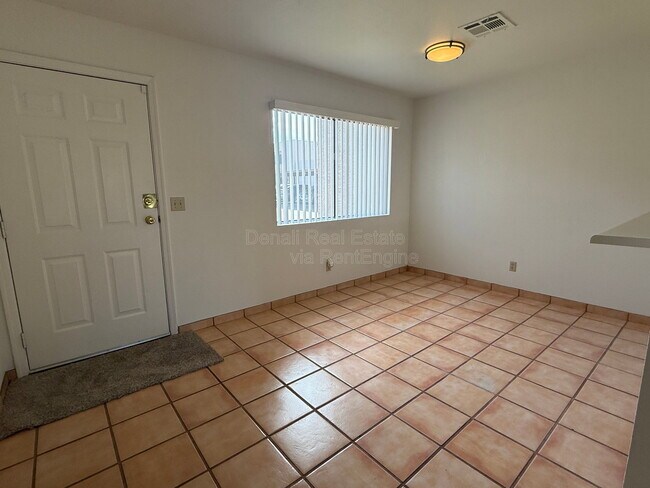 Foto del edificio - 611 W 13th St