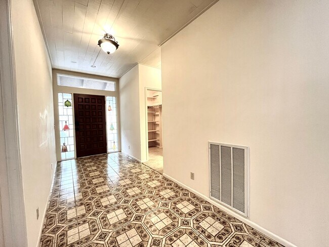 Building Photo - 3 Bedroom/3 Bath Woods of Shavano Subdivision