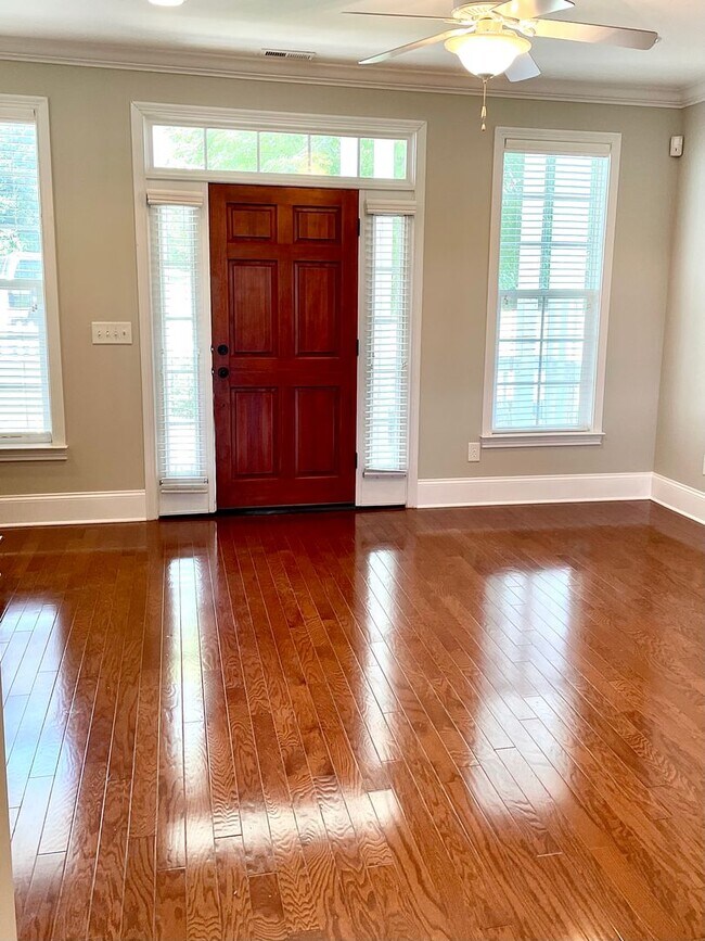 Building Photo - Lakeside Lviing in Loudon