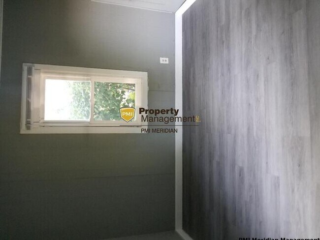 Building Photo - 2 Bed 1 Bath Duplex!!