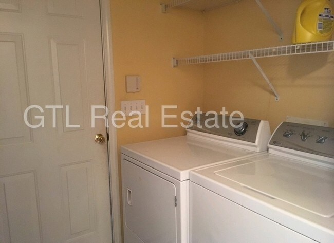 Building Photo - 3 BD 2 BA home with huge loft.