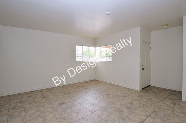 Foto del edificio - Updated 2 Bedroom 1 Bath - Off-Street Parking - Fenced Yard