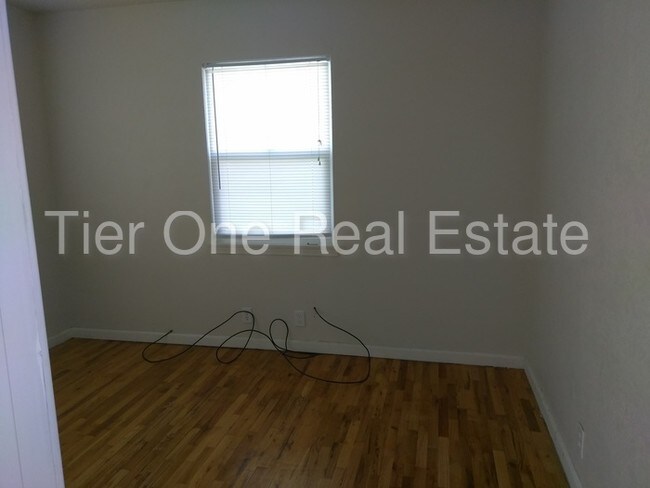 Building Photo - 1484 W Glenrose Dr