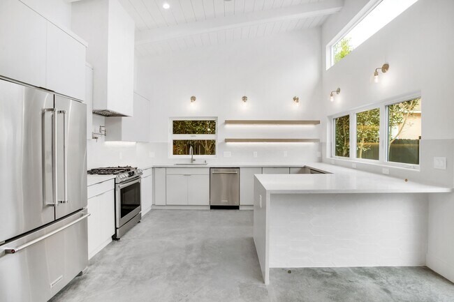 Foto del edificio - 2723 Burkshire Ave