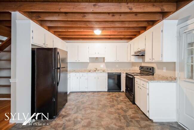 Foto del edificio - Feel right at home in this 4 BR, 2 BA home