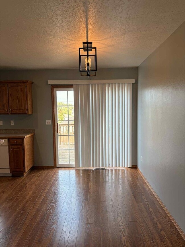 Building Photo - WELCOME TO THIS CHARMING 3 BEDROOM / 2 BAT...
