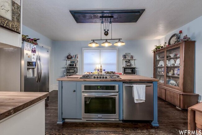 kitchen - 629 E 200 S