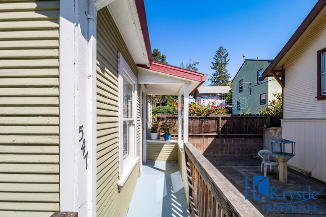 Building Photo - 547 Porter St