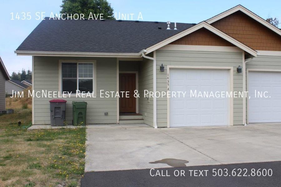 Foto principal - Sorry, no pets! 3 Bed/ 2 Bath Duplex Avail...