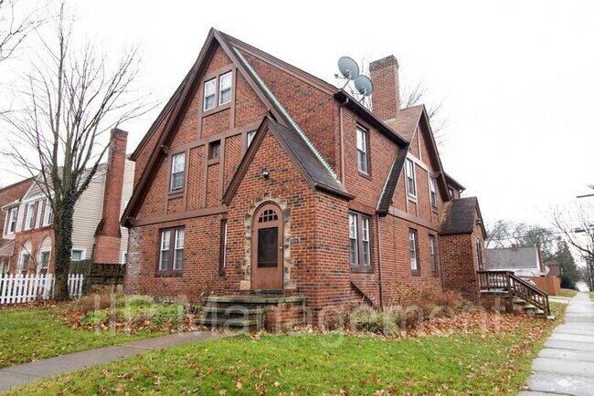 Foto del edificio - Gorgeous 3BR 1BA Duplex Colonial in South ...