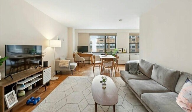 Building Photo - 35 E 38th St