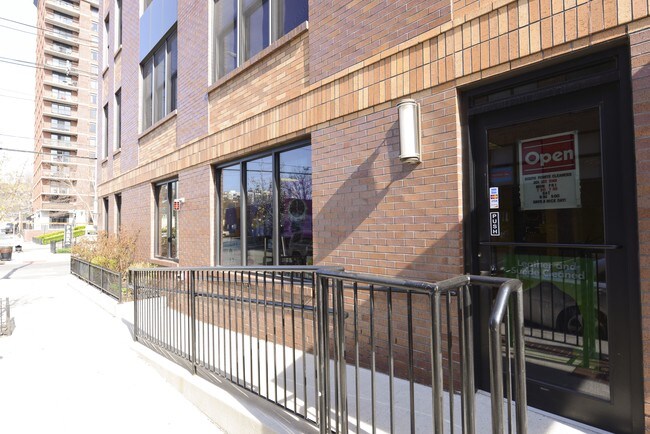 Building Photo - 662 1st St