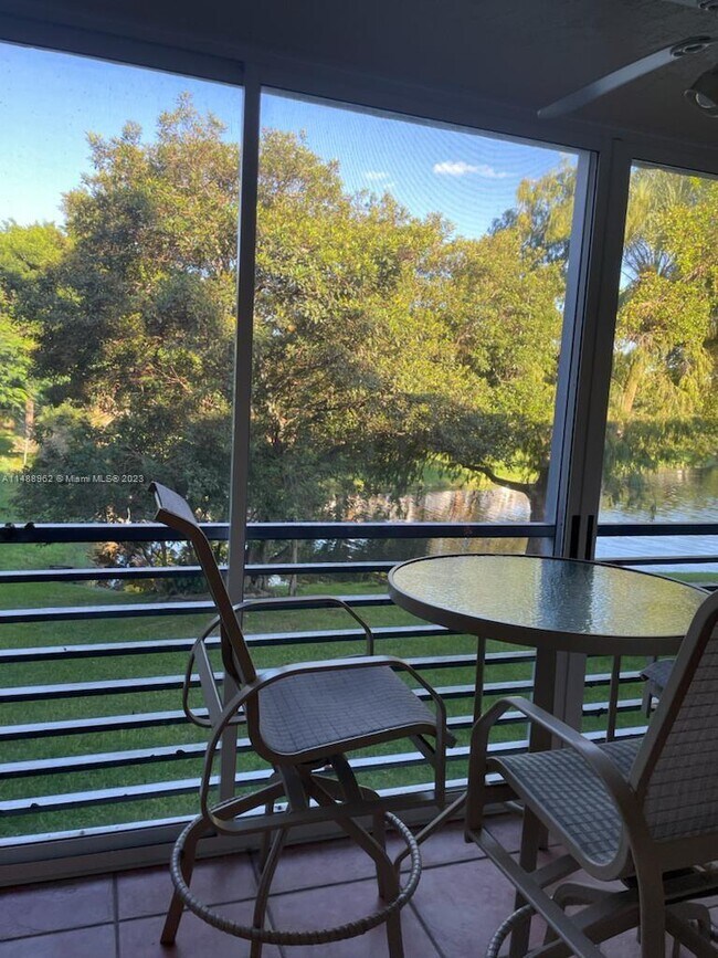 Foto del edificio - 4261 W Palm Aire Dr