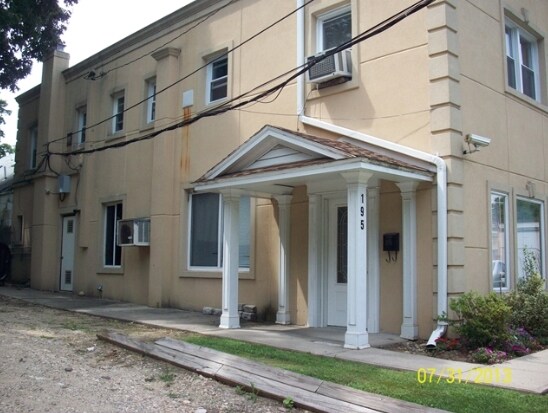 Building Photo - 195 W Hills Rd