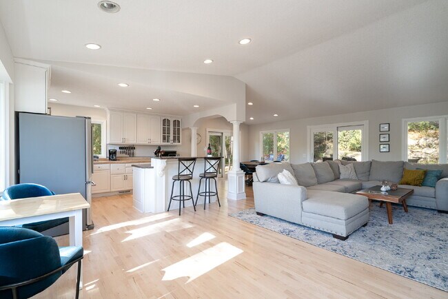 Foto del edificio - Lake Minnetonka 3-Bedroom Modernized Home ...