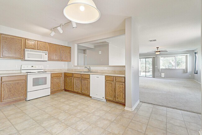 Cocina con vista al salón - 25586 W North Star Ln