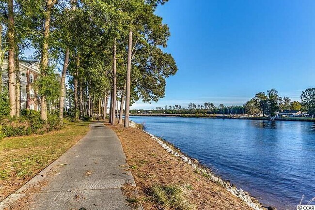 Foto del edificio - 670 Riverwalk Dr