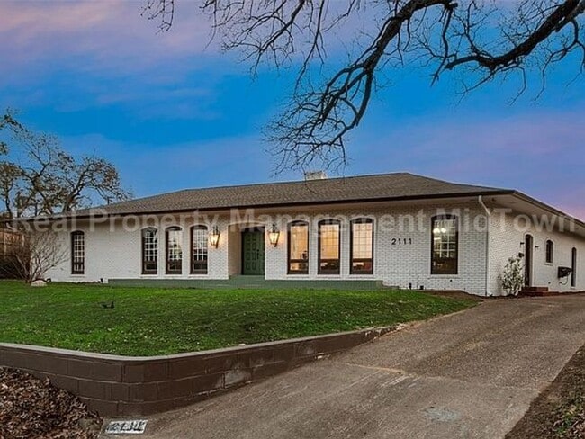 Stunning 4-Bedroom Retreat with Designer T... - Stunning 4-Bedroom Retreat with Designer T... House