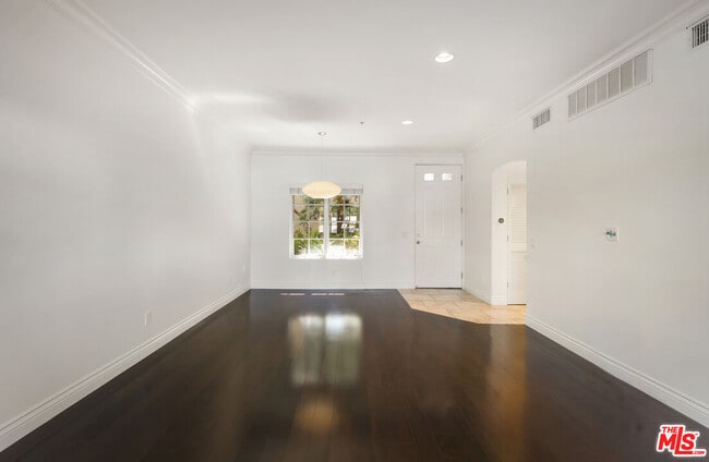 Building Photo - 851 N San Vicente Blvd