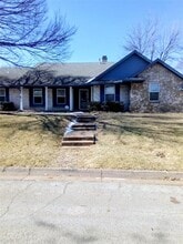 Building Photo - 2800 Hedgeway Dr