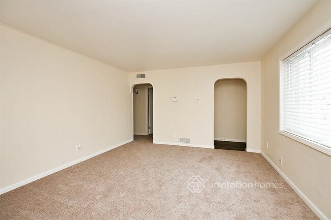 Building Photo - 1240 E 95th Ave