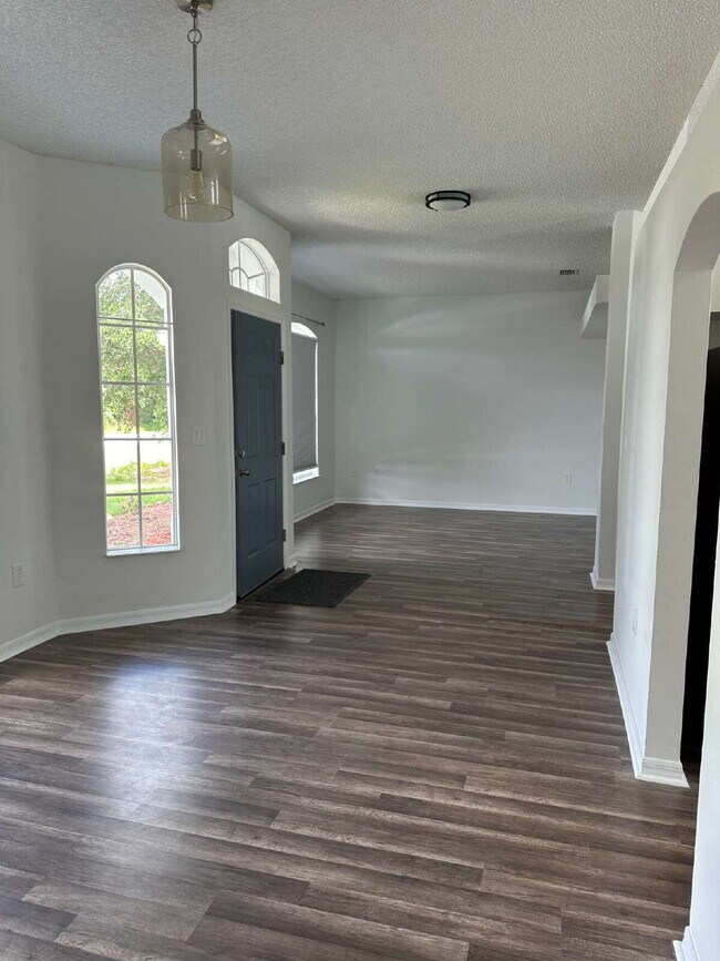 Foto del edificio - 3-Bedroom Home in Quiet Palm Bay