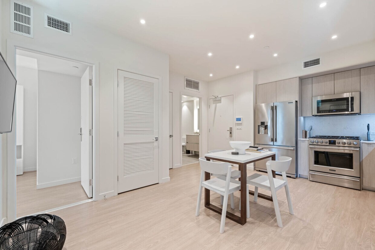 Foto principal - 8820 Belford Ave