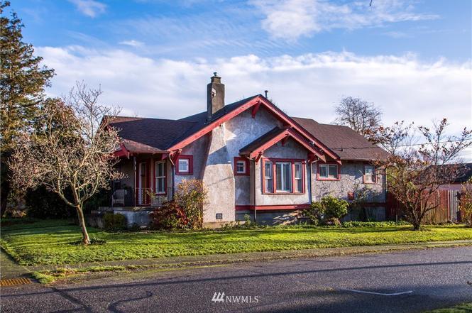Primary Photo - 5 Bedroom Home with 2 Full Bathrooms Centr...