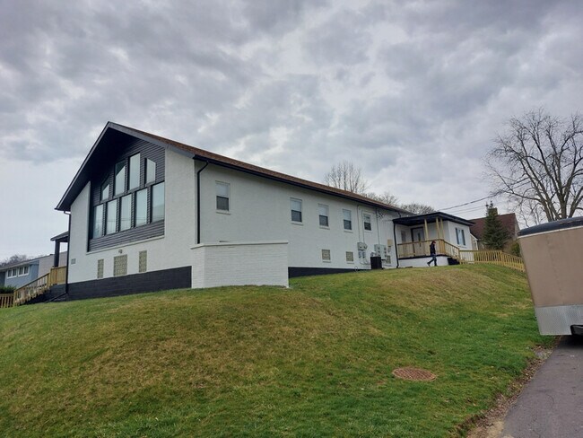 Building Photo - 2001 Davidson St