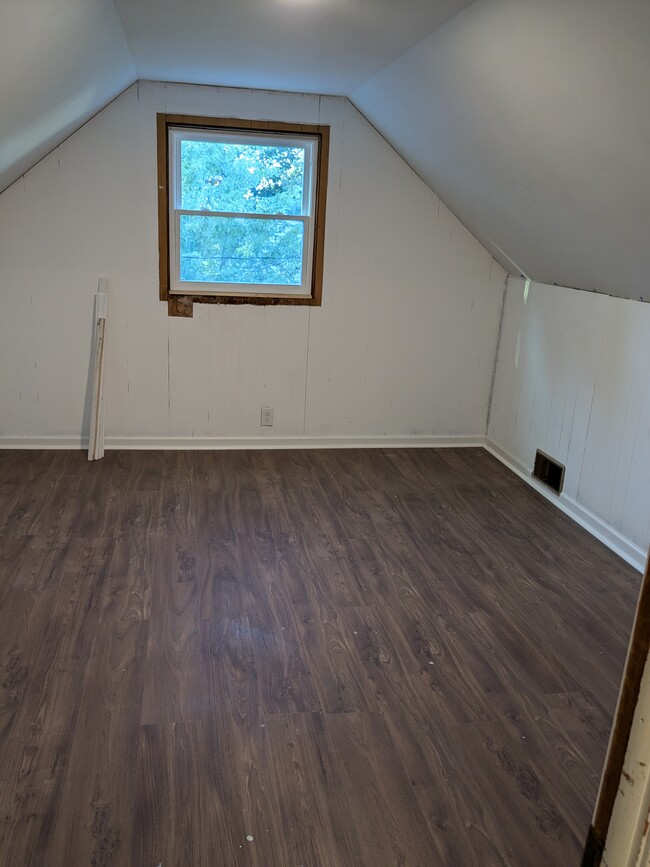 bedroom 1 upstairs - 30 Steven Ave