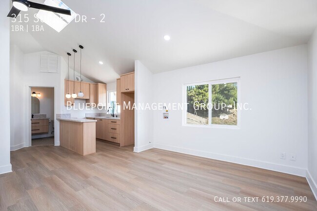 Building Photo - 315 Surrey Dr