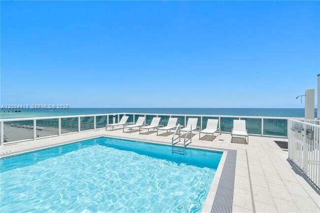 Foto del edificio - 15811 Collins Ave