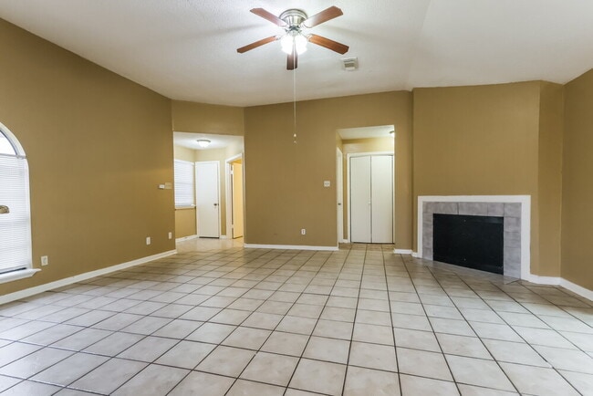 Building Photo - 2215 Hazyknoll Ln