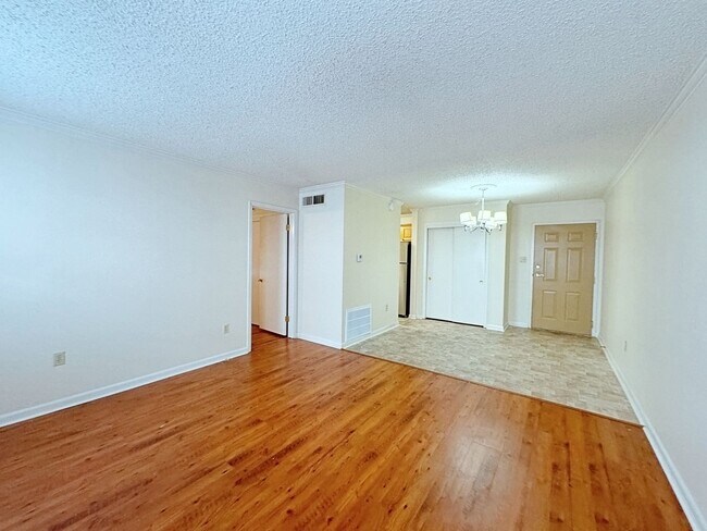Foto del edificio - One Bedroom Upstairs Condo in Mid City - $...