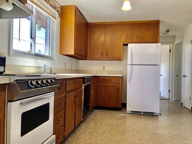 Building Photo - 830 N Taft Ave