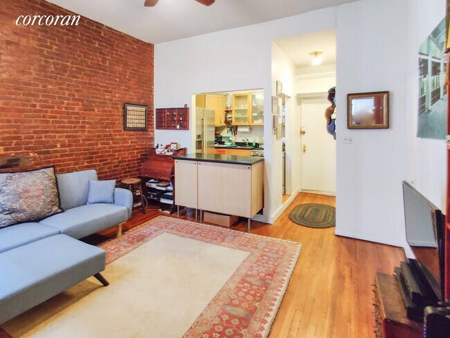 Building Photo - 140 W 74th St