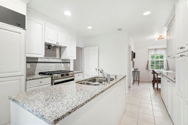 Foto del edificio - 192 Fox Meadow Rd