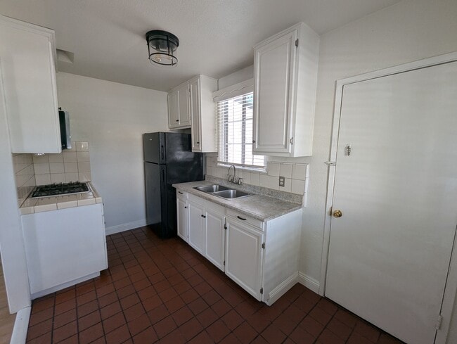 Building Photo - 4919 La Rica Ave