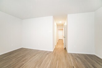 Building Photo - 2161 Middle Rdg Dr